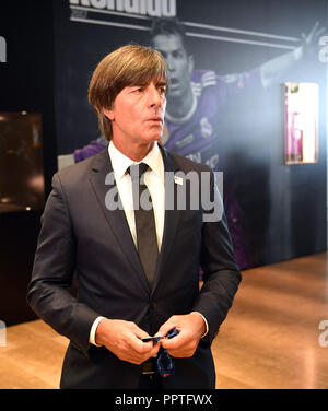 Nyon, Schweiz. 27 Sep, 2018. Fußball Ankündigung der2024 Em-host: Bundestrainer Joachim Löw von der deutschen Delegation wird die Ansage Zeremonie für die 2024 Fußball-Europameisterschaft teilnehmen. Fußball-Verbände aus Deutschland und der Türkei hatte den 2024 europäischen Meisterschaft zu bewirten. Credit: Soeren Stache/dpa/Alamy leben Nachrichten Stockfoto