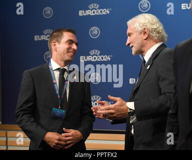 Nyon, Schweiz. 27 Sep, 2018. Fußball Ankündigung der Gastgeber der Europameisterschaft 2024: Europäische Botschafter Philipp Lahm (l) und Rudi Völler der deutschen Delegation während der Ansage Zeremonie für die 2024 Fußball-Europameisterschaft. Deutschland ist Gastgeber der Fußball-Europameisterschaft 2024. Fußball-Verbände aus Deutschland und der Türkei hatte den 2024 europäischen Meisterschaft zu bewirten. Credit: Soeren Stache/dpa/Alamy leben Nachrichten Stockfoto