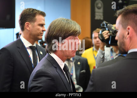 Nyon, Schweiz. 27 Sep, 2018. Fußball Ankündigung der2024 Em-Host: Bundestrainer Joachim Löw (M) und National Team Manager Oliver Bierhoff (l) von der deutschen Delegation wird die Ansage Zeremonie für die 2024 Europameisterschaft teilnehmen. Die Fußball-Verbände aus Deutschland und der Türkei hatte den 2024 europäischen Meisterschaft zu bewirten. Credit: Soeren Stache/dpa/Alamy leben Nachrichten Stockfoto