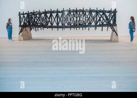 London, Großbritannien. 27. Sep 2018. Marianne Vitale, verbrannte Brücke, 2012 - Schwarz Spiegel die neue Ausstellung in der Saatchi Gallery über die Rolle der Kunst in den sozialen Satire - mit Arbeiten von 26 zeitgenössischen Künstlern. Es läuft ab 28 Sept 18 - 13 Jan 19. Credit: Guy Bell/Alamy leben Nachrichten Stockfoto