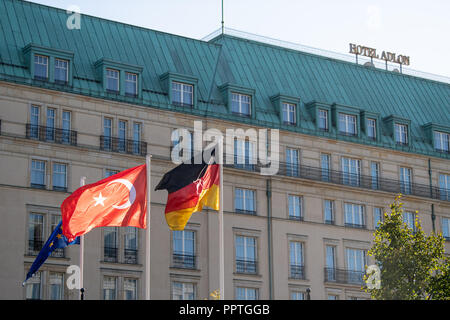 27. September 2018, Berlin: die Fahnen schwenkten vor dem Hotel Adlon, in denen der türkische Präsident bleiben wird. Türkischen Präsidenten Erdogan ist zu einem dreitägigen Staatsbesuch in Deutschland. Foto: Fabian Sommer/dpa Stockfoto