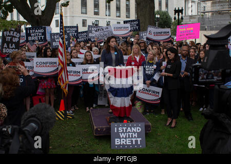 Washington DC, USA. 27. Sep 2018. Einen Demonstranten Rallye in Unterstützung des Senats Bestätigung des Richters Brett Kavanaugh auf dem Capitol Hill in Washington, DC am 27. September 2018. Credit: Alex Edelman/CNP/MediaPunch Credit: MediaPunch Inc/Alamy leben Nachrichten Stockfoto