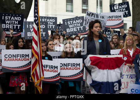 Washington DC, USA. 27. Sep 2018. Einen Demonstranten Rallye in Unterstützung des Senats Bestätigung des Richters Brett Kavanaugh auf dem Capitol Hill in Washington, DC am 27. September 2018. Credit: Alex Edelman/CNP/MediaPunch Credit: MediaPunch Inc/Alamy leben Nachrichten Stockfoto