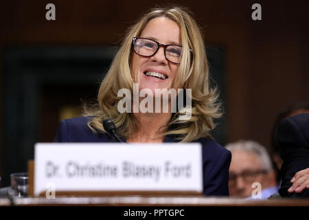 WASHINGTON, DC - 27. SEPTEMBER: Christine Blasey Ford bezeugt vor dem Senat-rechtsausschusse im Dirksen Senate Office Building auf dem Capitol Hill September 27, 2018 in Washington, DC. Ein Professor an der Universität von Palo Alto und ein Forschung Psychologe an der Stanford University School of Medicine, hat Ford beschuldigt Supreme Court nominee Richter Brett Kavanaugh sexuellen Nötigung von ihr während einer Partei im Jahre 1982, wenn sie High School Studenten in vorstädtischen Maryland wurden. (Foto von Win McNamee/Getty Images) | Verwendung weltweit Stockfoto