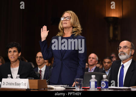 Christine Blasey Ford, die Frau warf Supreme Court nominee Brett Kavanaugh sexuellen Nötigung von ihr auf einer Party vor 36 Jahren, bezeugt vor dem US-Senat Schiedsausschuss auf dem Capitol Hill in Washington, DC, 27. September 2018. /POOL/SAUL LOEB | Verwendung weltweit Stockfoto