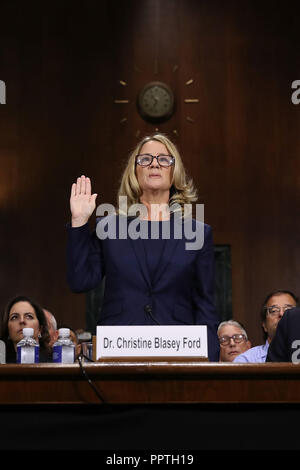 September 27, 2018 - Washington, DC, USA - WASHINGTON, DC - 27. SEPTEMBER: Christine Blasey Ford ist vor Bezeugte das Senat-rechtsausschusse im Dirksen Senate Office Building auf dem Capitol Hill September 27, 2018, Washington, DC vereidigt. Ein Professor an der Universität von Palo Alto und ein Forschung Psychologe an der Stanford University School of Medicine, hat Ford beschuldigt Supreme Court nominee Richter Brett Kavanaugh sexuellen Nötigung von ihr während einer Partei im Jahre 1982, wenn sie High School Studenten in vorstädtischen Maryland wurden. In vorbereiteten Bemerkungen, sagte Ford, Ã' ich Donà • t haben alle Antworten, und Stockfoto