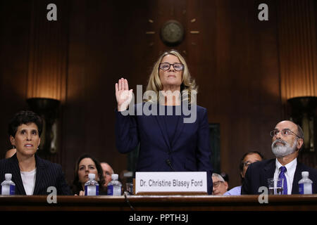 September 27, 2018 - Washington, DC, USA - WASHINGTON, DC - 27. SEPTEMBER: Christine Blasey Ford ist vor Bezeugte das Senat-rechtsausschusse im Dirksen Senate Office Building auf dem Capitol Hill September 27, 2018, Washington, DC vereidigt. Ein Professor an der Universität von Palo Alto und ein Forschung Psychologe an der Stanford University School of Medicine, hat Ford beschuldigt Supreme Court nominee Richter Brett Kavanaugh sexuellen Nötigung von ihr während einer Partei im Jahre 1982, wenn sie High School Studenten in vorstädtischen Maryland wurden. In vorbereiteten Bemerkungen, sagte Ford, Ã' ich Donà • t haben alle Antworten, und Stockfoto