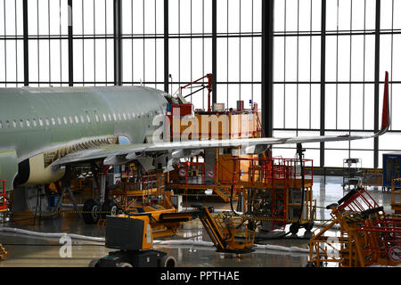 (180927) - Tianjin, Sept. 27, 2018 (Xinhua) - Foto auf Sept. 27, 2018 zeigt ein Flugzeug von Airbus' Tianjin Endmontagelinie für die A320-Familie von Jets in der North China Tianjin. Von der Zeit, die es im Jahr 2008 bis Ende August dieses Jahres gegründet wurde, die Endmontagelinie in Tianjin montiert und geliefert werden insgesamt 378 A320. (Xinhua/Li Ran) (Zyd) Stockfoto