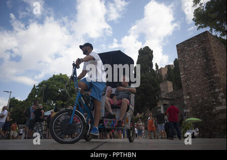 Malaga, Spanien. 27 Sep, 2018. Ein Reiseführer ist siehe Touristen vor die maurische Festung "Alcazaba de Málaga'' bekannt, eine repräsentative Denkmal von der Stadt, während die Welt Tourismus Tag. Am 27. September, die Stadt Malaga die Welt Tourismus Tag feiert mit einem Tag der offenen Tür in allen Museen und Denkmälern, mit Zugang und Guide visits frei, die für die Touristen und Bürger. Credit: Jesus Merida/SOPA Images/ZUMA Draht/Alamy leben Nachrichten Stockfoto