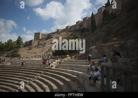 Malaga, Spanien. 27 Sep, 2018. Touristen sitzen auf das römische Theater, die maurische Festung "Alcazaba de Málaga" bekannt, eine repräsentative Denkmal aus der Stadt während der Welt Tourismus Tag. Am 27. September, die Stadt Malaga feiert die Welt Tourismus Tag mit einem Tag der offenen Tür in allen Museen und Denkmälern, mit Zugang und Guide visits frei, die für die Touristen und Bürger. Credit: Jesus Merida/SOPA Images/ZUMA Draht/Alamy leben Nachrichten Stockfoto