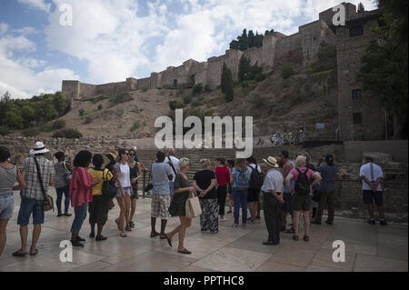 Malaga, Spanien. 27 Sep, 2018. Touristen hören ein Reiseführer vor dem römischen Theater, die maurische Festung "Alcazaba de Málaga" bekannt, eine repräsentative Denkmal aus der Stadt während der Welt Tourismus Tag. Am 27. September, die Stadt Malaga feiert die Welt Tourismus Tag mit einem Tag der offenen Tür in allen Museen und Denkmälern, mit Zugang und Guide visits frei, die für die Touristen und Bürger. Credit: Jesus Merida/SOPA Images/ZUMA Draht/Alamy leben Nachrichten Stockfoto