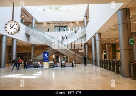 JERUSALEM, Israel. September 27, 2018. Innenbereich Hallen der brandneue Yitzhak Navon Bahnhof Logo. Zum ersten Mal Zug direkt zu verbinden, Tel Aviv und Jerusalem. Römische Yanushevsky/Alamy leben Nachrichten Stockfoto