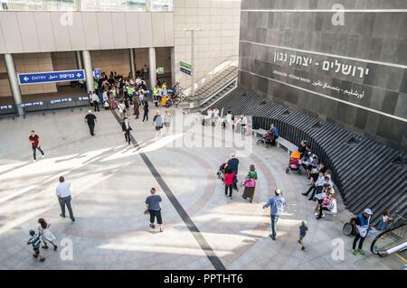 JERUSALEM, Israel. September 27, 2018. Die Menschen in den Hallen der brandneue Yitzhak Navon Bahnhof, Transportation Terminal Hub. Zum ersten Mal Zug direkt zu verbinden, Tel Aviv und Jerusalem. Römische Yanushevsky/Alamy leben Nachrichten Stockfoto