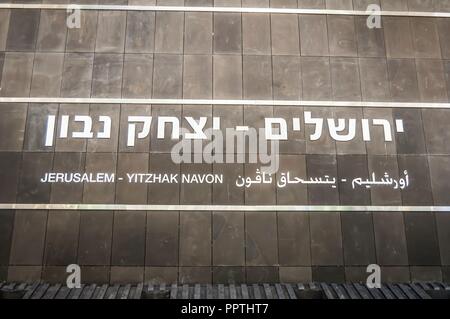 JERUSALEM, Israel. September 27, 2018. Ein brandneues Yitzhak Navon Bahnhof Logo innerhalb der Station Hallen, zum ersten Mal Zug direkt zu verbinden, Tel Aviv und Jerusalem. Römische Yanushevsky/Alamy leben Nachrichten Stockfoto