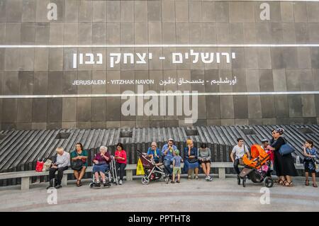 JERUSALEM, Israel. September 27, 2018. Die Leute an der Yitzhak Navon Bahnhof mit dem Namen der Station auf ihrem Hintergrund wartet. Zum ersten Mal Zug direkt zu verbinden, Tel Aviv und Jerusalem. Römische Yanushevsky/Alamy leben Nachrichten Stockfoto