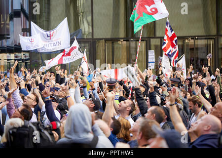 London, Großbritannien. 27. September 2018. Unterstützer von Tommy Robinson Blick auf das Old Bailey, als er am Fenster wird angezeigt. Credit: Kevin Frost-/Alamy leben Nachrichten Stockfoto