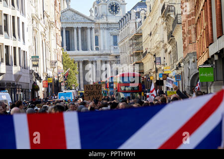 London, Großbritannien. 27. September 2018. Unterstützer von Tommy Robinson block Ludgate Hill nach seiner Anhörung im Old Bailey. Credit: Kevin Frost-/Alamy leben Nachrichten Stockfoto