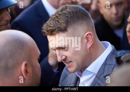 London, Großbritannien. 27. September 2018. Tommy Robinson spricht mit einem Unterstützer nach seiner Anhörung im Old Bailey. Credit: Kevin Frost-/Alamy leben Nachrichten Stockfoto