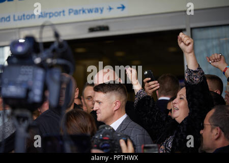 London, Großbritannien. 27. September 2018. Tommy Robinson Lächeln zu Befürwortern als Er verlässt ein Zug zurück nach Luton zu erhalten, nach seiner Anhörung im Old Bailey. Credit: Kevin Frost-/Alamy leben Nachrichten Stockfoto