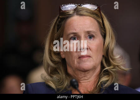 WASHINGTON, DC - 27. SEPTEMBER: Christine Blasey Ford bezeugt vor dem Senat-rechtsausschusse im Dirksen Senate Office Building auf dem Capitol Hill September 27, 2018 in Washington, DC. Ein Professor an der Universität von Palo Alto und ein Forschung Psychologe an der Stanford University School of Medicine, hat Ford beschuldigt Supreme Court nominee Richter Brett Kavanaugh sexuellen Nötigung von ihr während einer Partei im Jahre 1982, wenn sie High School Studenten in vorstädtischen Maryland wurden. (Foto von Win McNamee/Getty Images) | Verwendung weltweit Stockfoto