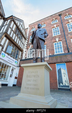 Bewdley, Großbritannien. 27 September, 2018. Der Herzog von Gloucester stellt die Statue zu Ehren Bewdley's berühmtesten Sohn dreimal britische Premierminister Stanley Baldwin. Anwesend waren lokale Würdenträger einschließlich Regierung Darstellung von Tom Watson & Mark Garnier und der Urenkelin von Herrn Baldwin. Quelle: Lee Hudson/Alamy leben Nachrichten Stockfoto