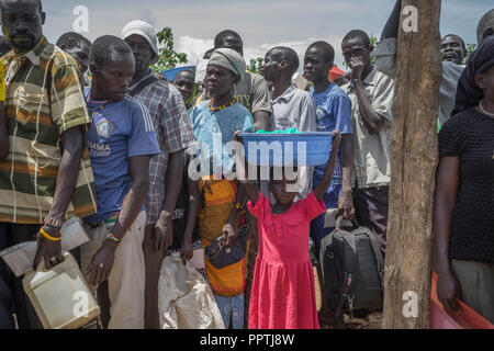 Uganda. 7. Mai, 2018. Der südsudanesische Flüchtlinge gesehen, die ihre Ration der Nahrungsmittelversorgung an Bidi Bidi Flüchtling Siedlung zu erhalten. Credit: Alda Tsang/SOPA Images/ZUMA Draht/Alamy leben Nachrichten Stockfoto