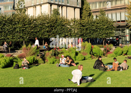 St Paul's, London, 27. Sep 2018. Menschen die Schöne Herbst Sonnenschein und warme Temperaturen und blauen Himmel genießen, viele auf dem Rasen um die St Paul's Kathedrale in London City entspannen. Credit: Imageplotter Nachrichten und Sport/Alamy leben Nachrichten Stockfoto