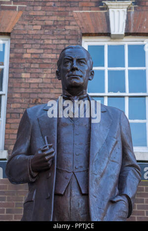 Bewdley, Großbritannien. September 2018. Der Herzog von Gloucester enthüllt die Statue, die Bewdleys berühmtesten Sohn dreimal den britischen Premierminister Stanley Baldwin ehrt. An der Veranstaltung nahmen lokale Würdenträger Teil, darunter die Regierungsvertretung von Tom Watson & Mark Garnier und die Urenkelin von Herrn Baldwin. Hier sehen wir eine Vorderansicht der Statue von Stanley Baldwin. Kredit: Lee Hudson/Alamy Live News Stockfoto