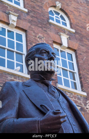 Bewdley, Großbritannien. 27 September, 2018. Der Herzog von Gloucester stellt die Statue zu Ehren Bewdley's berühmtesten Sohn dreimal britische Premierminister Stanley Baldwin. Anwesend waren lokale Würdenträger einschließlich Regierung Darstellung von Tom Watson & Mark Garnier und der Urenkelin von Herrn Baldwin. Quelle: Lee Hudson/Alamy leben Nachrichten Stockfoto