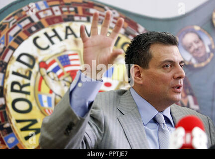 Kiew, Ukraine. 27 Sep, 2018. Präsident des World Boxing Council (WBC) MAURICIO SULAIMAN spricht mit Journalisten während einer gemeinsamen Pressekonferenz mit ehemaligen Boxweltmeister und Bürgermeister von Kiew Vitali Klitschko (nicht abgebildet) in Kiew, Ukraine, am 27. September 2018. Die 56 WBC Übereinkommen, die Teil Boxen nehmen Legenden Evander Holyfield, Lennox Lewis, Eric Morales und rund 700 Teilnehmer aus 160 Ländern wird in Kiew vom 30. September bis 5. Oktober statt. Credit: Serg Glovny/ZUMA Draht/Alamy leben Nachrichten Stockfoto