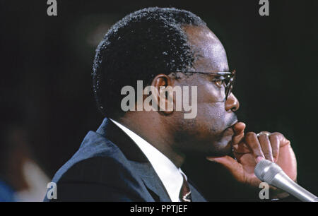 Washington, DC. Okt. 1991 Richter Clarence Thomas bezeugt während seiner Anhörungen im Senat Judicary Committee. Credit: Mark Reinstein Credit: Mark Reinstein/MediaPunch Stockfoto