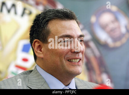 Kiew, Ukraine. 27 Sep, 2018. Präsident des World Boxing Council (WBC) MAURICIO SULAIMAN spricht mit Journalisten während einer gemeinsamen Pressekonferenz mit ehemaligen Boxweltmeister und Bürgermeister von Kiew Vitali Klitschko (nicht abgebildet) in Kiew, Ukraine, am 27. September 2018. Die 56 WBC Übereinkommen, die Teil Boxen nehmen Legenden Evander Holyfield, Lennox Lewis, Eric Morales und rund 700 Teilnehmer aus 160 Ländern wird in Kiew vom 30. September bis 5. Oktober statt. Credit: Serg Glovny/ZUMA Draht/Alamy leben Nachrichten Stockfoto