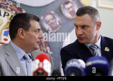 Kiew, Ukraine. 27 Sep, 2018. Präsident des World Boxing Council (WBC) MAURICIO SULAIMAN (L) und der ehemalige Boxweltmeister und Bürgermeister von Kiew Vitali Klitschko (R) sprechen mit Medien auf einer Pressekonferenz in Kiew, Ukraine, am 27. September 2018. Die 56 WBC Übereinkommen, die Teil Boxen nehmen Legenden Evander Holyfield, Lennox Lewis, Eric Morales und rund 700 Teilnehmer aus 160 Ländern wird in Kiew vom 30. September bis 5. Oktober statt. Credit: Serg Glovny/ZUMA Draht/Alamy leben Nachrichten Stockfoto