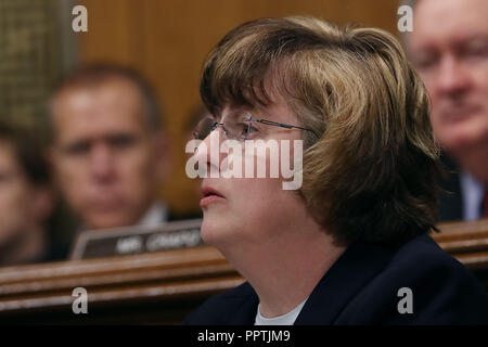 WASHINGTON, DC - 27. SEPTEMBER: Rachel Mitchell, der Leiter der Abteilung besondere Opfer der Maricopa County attorneyÕs Büro in Arizona, fragen Christine Blasey Ford im Namen des republikanischen Abgeordneten im Senat-rechtsausschusse im Dirksen Senate Office Building auf dem Capitol Hill September 27, 2018 in Washington, DC. Ein Professor an der Universität von Palo Alto und ein Forschung Psychologe an der Stanford University School of Medicine, hat Ford beschuldigt Supreme Court nominee Richter Brett Kavanaugh sexuellen Nötigung von ihr während einer Partei im Jahre 1982, wenn sie High School Kursteilnehmer wurden in subur Stockfoto