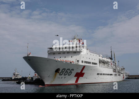 22. September 2018, Venezuela, La Guaira: Die chinesischen Krankenhaus Schiff" den Frieden Arche" im Hafen von La Guaira erreicht. Die Haltestelle der Chinese People's Liberation Army Schiff ist die letzte in einer Elf-land 'Mission Harmonie Tour" und die Venezolaner mit kostenlose medizinische Versorgung bieten. Foto: Boris Vergara/dpa Stockfoto