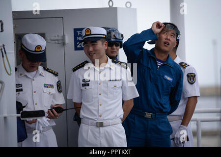 22. September 2018, Venezuela, La Guaira: Besatzungsmitglieder der chinesischen Krankenhaus Schiff" den Frieden Arche" auf dem Schiff stehen. Die Haltestelle der Chinese People's Liberation Army Schiff ist die letzte in einer Elf-land 'Mission Harmonie Tour" und die Venezolaner mit kostenlose medizinische Versorgung bieten. Foto: Boris Vergara/dpa Stockfoto