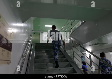 22. September 2018, Venezuela, La Guaira: ein Crew Mitglied der Chinesischen Krankenhaus Schiff" den Frieden Arche' eine Treppe auf dem Schiff klettert. Die Haltestelle der Chinese People's Liberation Army Schiff ist die letzte in einer Elf-land 'Mission Harmonie Tour" und die Venezolaner mit kostenlose medizinische Versorgung bieten. Foto: Boris Vergara/dpa Stockfoto