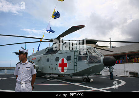 22. September 2018, Venezuela, La Guaira: ein Crew Mitglied der Chinesischen Krankenhaus Schiff" den Frieden Lade' vor dem Hubschrauber auf dem Schiff steht. Die Haltestelle der Chinese People's Liberation Army Schiff ist die letzte in einer Elf-land 'Mission Harmonie Tour" und die Venezolaner mit kostenlose medizinische Versorgung bieten. Foto: Boris Vergara/dpa Stockfoto