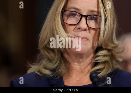 WASHINGTON, DC - 27. SEPTEMBER: Christine Blasey Ford bezeugt vor dem Senat-rechtsausschusse im Dirksen Senate Office Building auf dem Capitol Hill September 27, 2018 in Washington, DC. Ein Professor an der Universität von Palo Alto und ein Forschung Psychologe an der Stanford University School of Medicine, hat Ford beschuldigt Supreme Court nominee Richter Brett Kavanaugh sexuellen Nötigung von ihr während einer Partei im Jahre 1982, wenn sie High School Studenten in vorstädtischen Maryland wurden. In vorbereiteten Bemerkungen, sagte Ford, "Es ist nicht meine Verantwortung, zu ermitteln, ob Herr Kavanaugh verdient, auf den Obersten zu sitzen Stockfoto