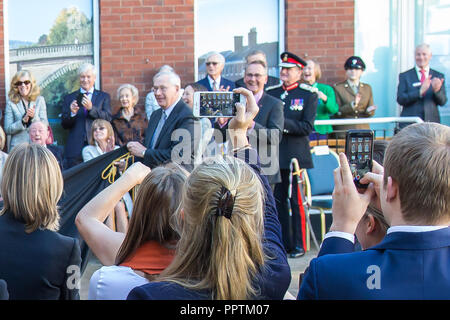 Bewdley, Großbritannien. 27 September, 2018. Der Herzog von Gloucester stellt die Statue zu Ehren Bewdley's berühmtesten Sohn dreimal britische Premierminister Stanley Baldwin. Anwesend waren lokale Würdenträger einschließlich Regierung Darstellung von Tom Watson & Mark Garnier und der Urenkelin von Herrn Baldwin. Quelle: Lee Hudson/Alamy leben Nachrichten Stockfoto