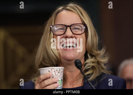 WASHINGTON, DC - 27. SEPTEMBER: Christine Blasey Ford bezeugt vor dem Senat-rechtsausschusse im Dirksen Senate Office Building auf dem Capitol Hill September 27, 2018 in Washington, DC. Ein Professor an der Universität von Palo Alto und ein Forschung Psychologe an der Stanford University School of Medicine, hat Ford beschuldigt Supreme Court nominee Richter Brett Kavanaugh sexuellen Nötigung von ihr während einer Partei im Jahre 1982, wenn sie High School Studenten in vorstädtischen Maryland wurden. In vorbereiteten Bemerkungen, sagte Ford, "Es ist nicht meine Verantwortung, zu ermitteln, ob Herr Kavanaugh verdient, auf den Obersten zu sitzen Stockfoto