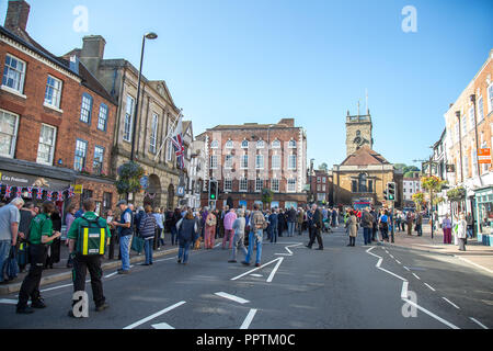 Bewdley, Großbritannien. 27 September, 2018. Der Herzog von Gloucester stellt die Statue zu Ehren Bewdley's berühmtesten Sohn dreimal britische Premierminister Stanley Baldwin. Anwesend waren lokale Würdenträger einschließlich Regierung Darstellung von Tom Watson & Mark Garnier und der Urenkelin von Herrn Baldwin. Quelle: Lee Hudson/Alamy leben Nachrichten Stockfoto