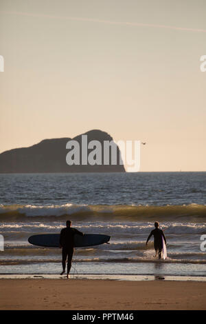 Gower Halbinsel, Swansea, Großbritannien. 27. September 2018. UK Wetter. Beachgoers genossen warmen Sonnenstrahlen in den schönen Herbst wetter Llangennith Strand auf der Halbinsel Gower, South Wales, Kredit: Gareth Llewelyn/Alamy Leben Nachrichten. Stockfoto