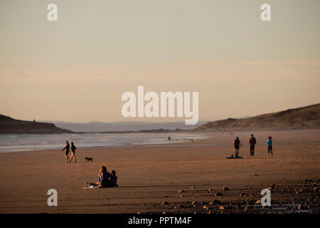 Gower Halbinsel, Swansea, Großbritannien. 27. September 2018. UK Wetter. Beachgoers genossen warmen Sonnenstrahlen in den schönen Herbst wetter Llangennith Strand auf der Halbinsel Gower, South Wales, Kredit: Gareth Llewelyn/Alamy Leben Nachrichten. Stockfoto