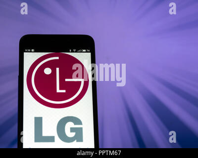 September 27, 2018 - Kiew, Ukraine - LG Corporation Logo auf dem Smartphone angezeigt. LG Corporation ist einer südkoreanischen multinationalen Konglomerat Corporation. (Bild: © Igor Golovniov/SOPA Bilder über ZUMA Draht) Stockfoto