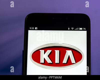 September 27, 2018 - Kiew, Ukraine - Kia Motors Logo auf dem Smartphone angezeigt. Kia Motors Corporation mit Sitz in Seoul, Südkorea ist die zweitgrößte Automobilhersteller (Credit Bild: © Igor Golovniov/SOPA Bilder über ZUMA Draht) Stockfoto