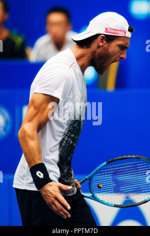 Chengdu, China. 27 Sep, 2018. Portugiesische professional tennis player João Sousa Niederlagen kanadischen Tennisspieler Vasek Pospisil 2-1 bei 2018 ATP Chengdu Öffnen in Chengdu, Provinz Sichuan im Südwesten Chinas. Credit: SIPA Asien/ZUMA Draht/Alamy leben Nachrichten Stockfoto