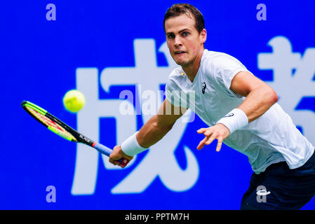 Chengdu, China. 27 Sep, 2018. Portugiesische professional tennis player João Sousa Niederlagen kanadischen Tennisspieler Vasek Pospisil 2-1 bei 2018 ATP Chengdu Öffnen in Chengdu, Provinz Sichuan im Südwesten Chinas, 26. September 2018. Credit: SIPA Asien/ZUMA Draht/Alamy leben Nachrichten Stockfoto