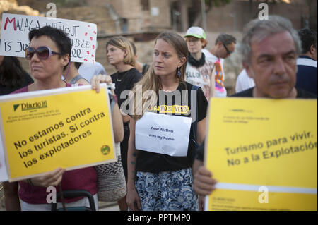 Malaga, Malaga, Spanien. 27 Sep, 2018. Die Demonstranten werden gesehen, Plakate während des Protestes. Protest gegen die Erhöhung der touristischen Überfüllung und die Gentrifizierung der Stadt, von hohen Kosten für Wohnen und Mieten produziert, weil der Immobilienspekulation, der Bürger kollektive auch Nachfrage nach nachhaltigeren und eine bessere Kontrolle des Massentourismus. Credit: Jesus Merida/SOPA Images/ZUMA Draht/Alamy leben Nachrichten Stockfoto