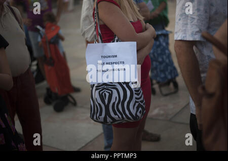 Malaga, Malaga, Spanien. 27 Sep, 2018. Eine Frau ist mit einem Plakat während des Protestes gesehen. Protest gegen die Erhöhung der touristischen Überfüllung und die Gentrifizierung der Stadt, von hohen Kosten für Wohnen und Mieten produziert, weil der Immobilienspekulation, der Bürger kollektive auch Nachfrage nach nachhaltigeren und eine bessere Kontrolle des Massentourismus. Credit: Jesus Merida/SOPA Images/ZUMA Draht/Alamy leben Nachrichten Stockfoto